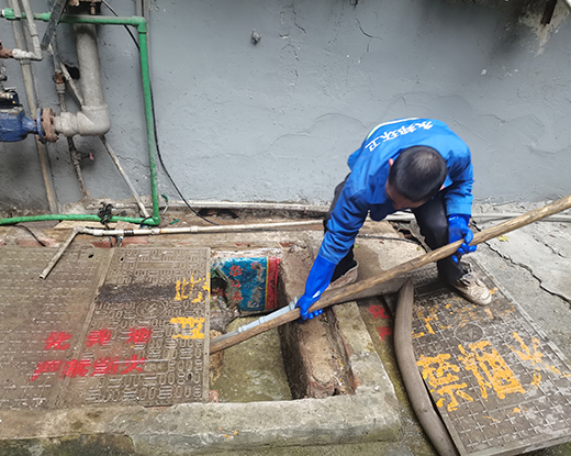 白鹭湖管理区清掏化粪池
