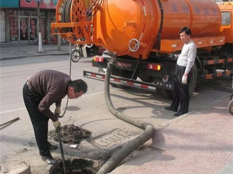 白鹭湖管理区清掏化粪池，健康生活从这里开始