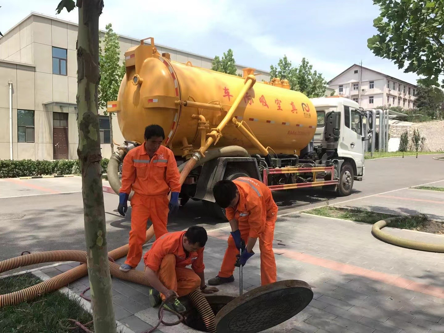 白鹭湖管理区化粪池清理与5-8吨吸粪车施工效率分析